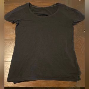 Women’s Lululemon tee shirt